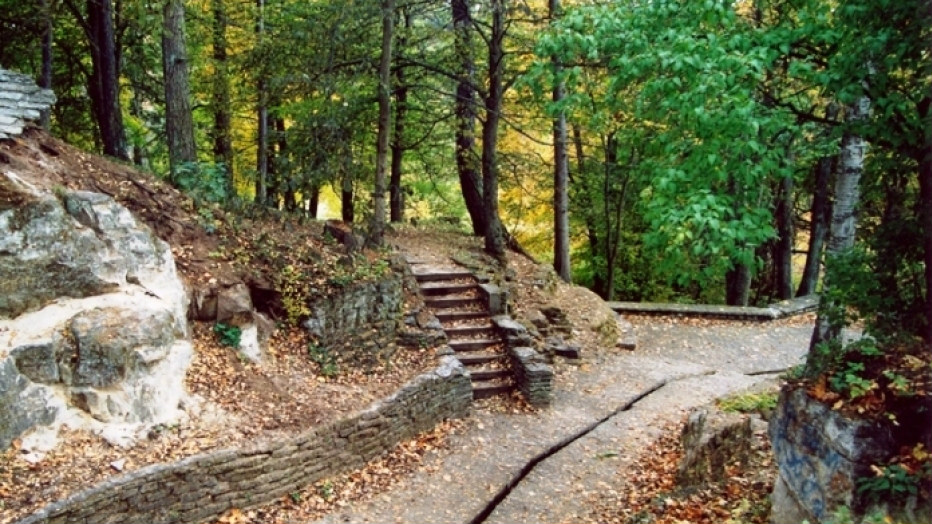 Toila Oru park Hõbeallika koobas